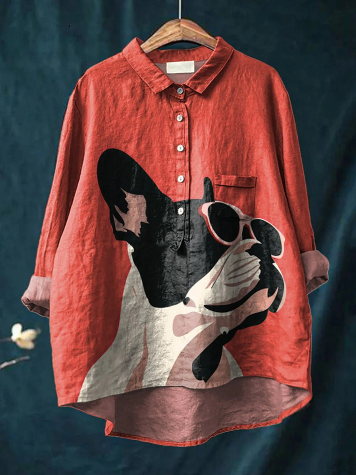 Samantha | Chemise Décontractée avec Motif de Bulldog Français en Lunettes de Soleil sur Fond Rouge