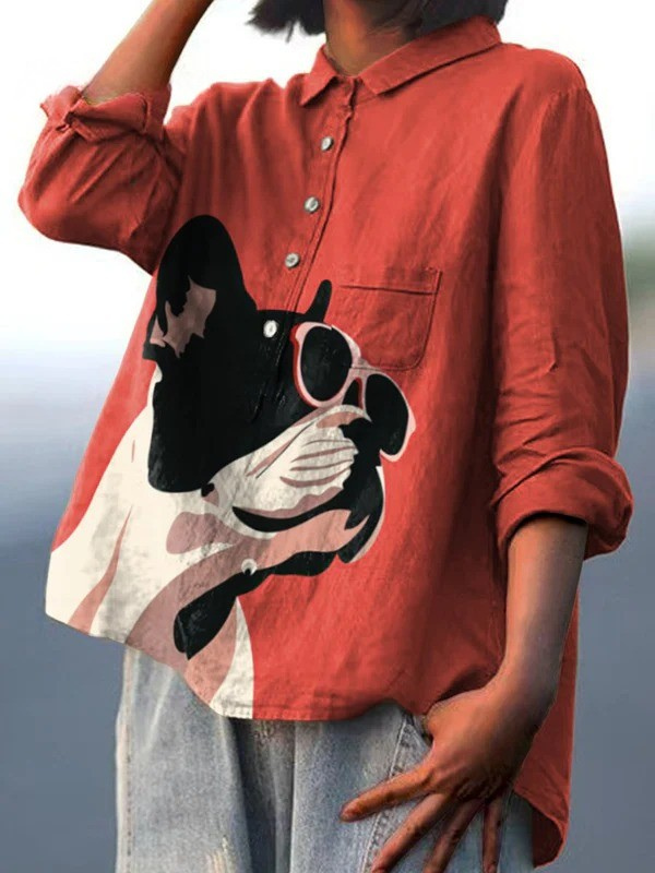 Samantha | Chemise Décontractée avec Motif de Bulldog Français en Lunettes de Soleil sur Fond Rouge