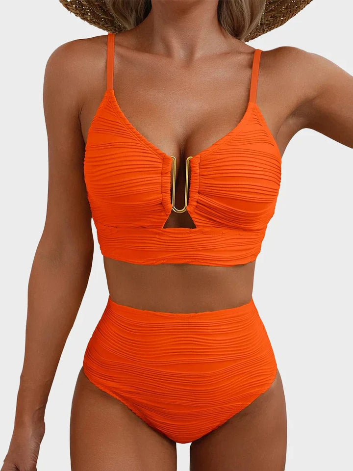"Ensemble de Bikini 2 Pièces avec Découpe en U" can be rewritten as "Bikini 2 Pièces avec Découpe en U" or "Ensemble de Bikini à Découpe en U - 2 Pièces".