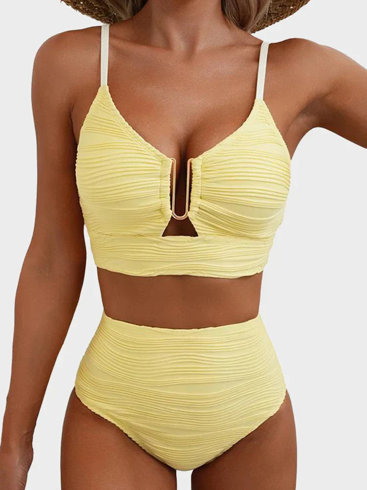 "Ensemble de Bikini 2 Pièces avec Découpe en U" can be rewritten as "Bikini 2 Pièces avec Découpe en U" or "Ensemble de Bikini à Découpe en U - 2 Pièces".