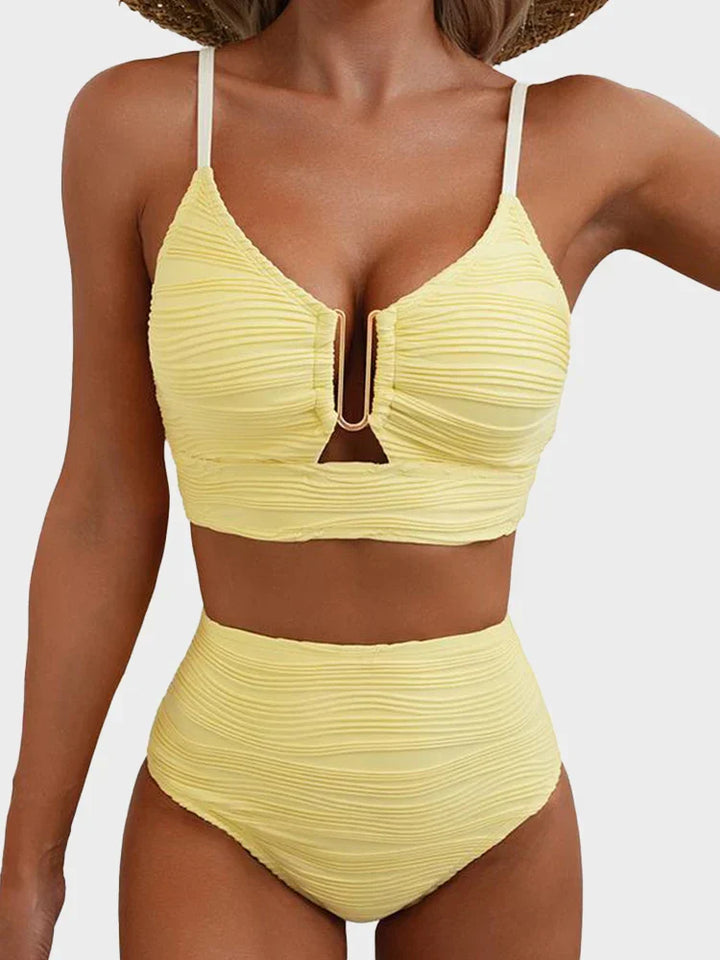 "Ensemble de Bikini 2 Pièces avec Découpe en U" can be rewritten as "Bikini 2 Pièces avec Découpe en U" or "Ensemble de Bikini à Découpe en U - 2 Pièces".